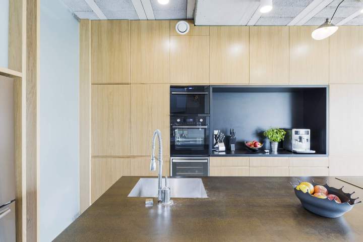 Conception de cuisines haut de gamme alliant esthétique et ergonomie